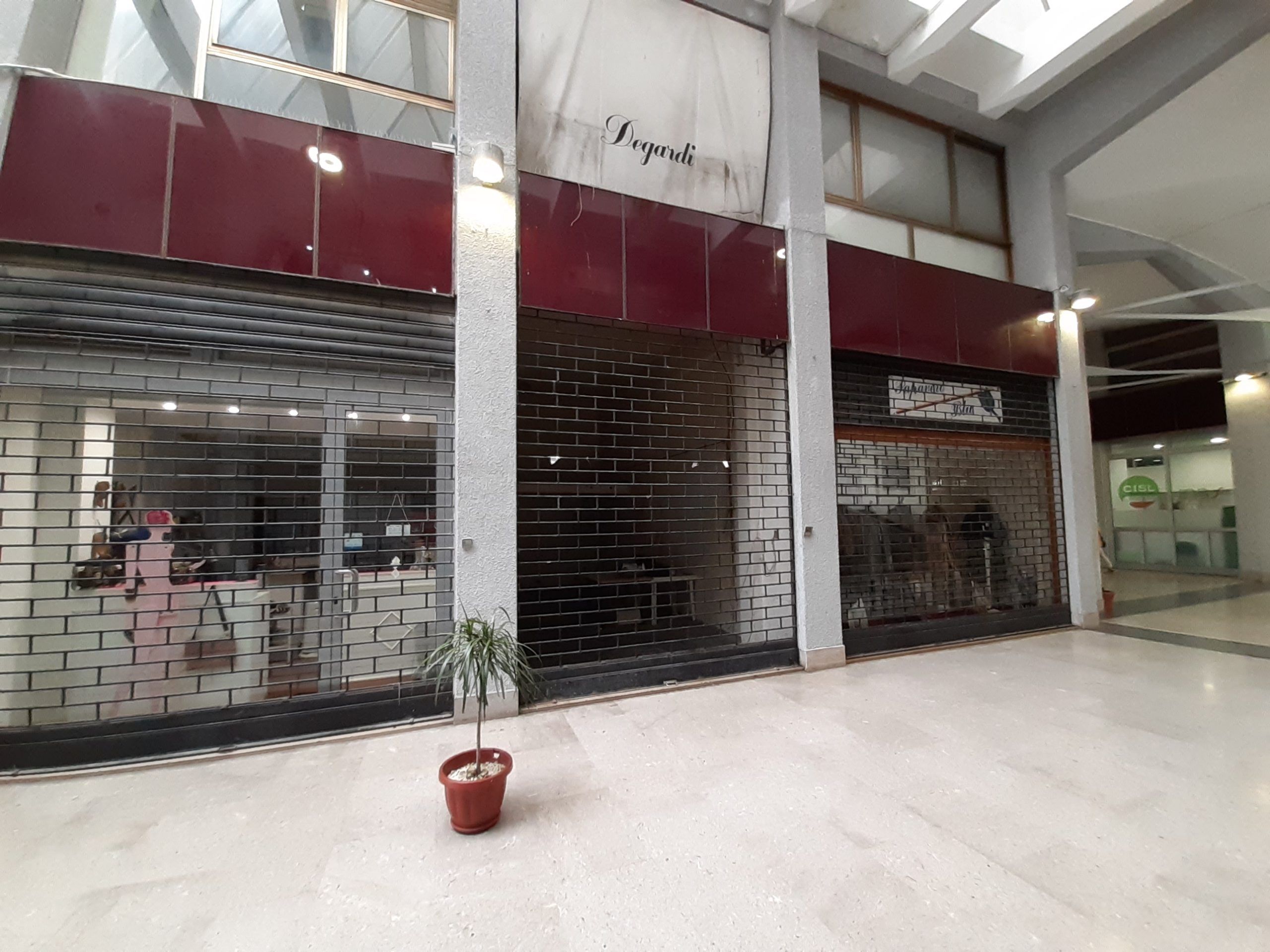 Galleria Mancuso: locale commerciale su due livelli