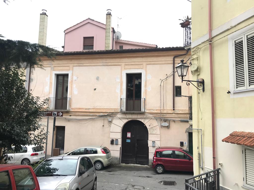 Palazzo Salazar: bilocale ristrutturato con posto auto