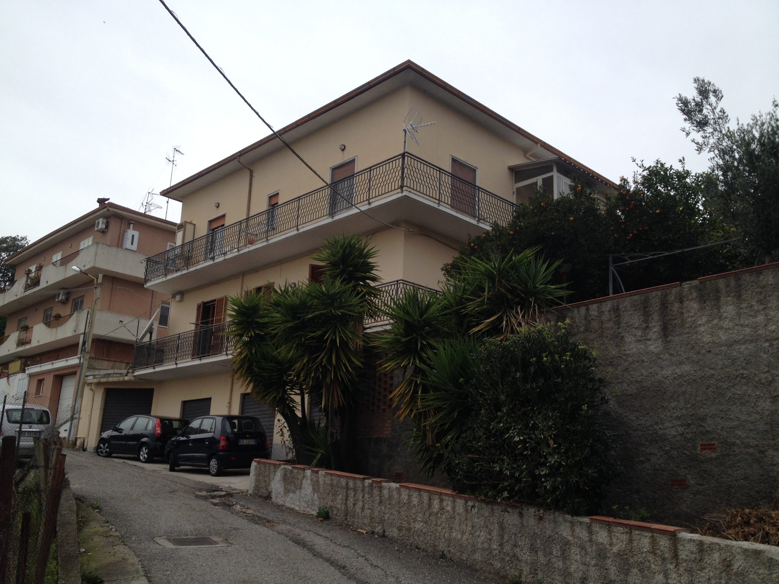 Via Lucrezia della valle: comodo appartamento con giardino e cortile esterno